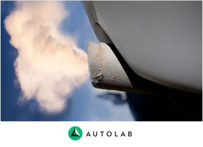 Humo blanco en tu carro