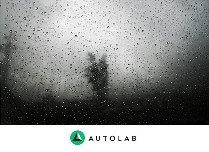 La ventana delantera de un carro con gotas de agua