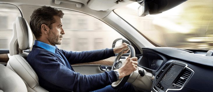 Hombre controla el carro con dirección asistida
