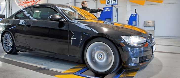 Revisión tecnicomecánica de un carro en un taller