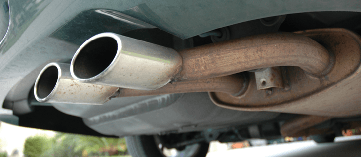 El tubo de escape de un carro