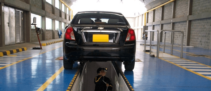 Revisión tecnicomecánica de un carro en un taller