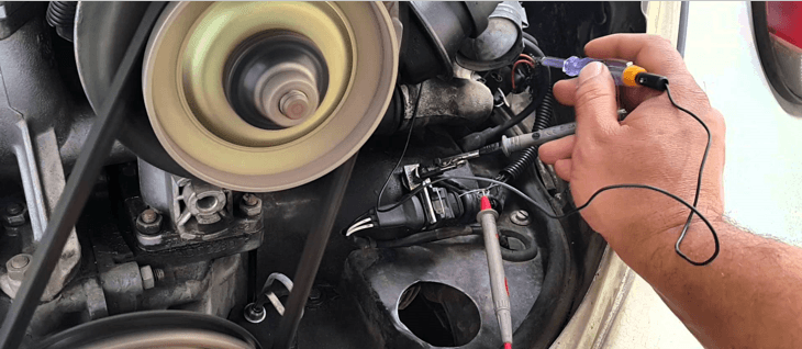 Probando un motor de carro para determinar el nivel de aceite