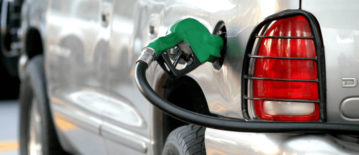 Un carro en una gasolinera con una manguera de combustible