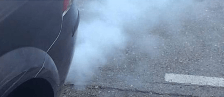 Humo azul por el escape de un carro