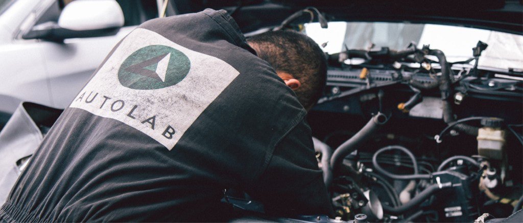 Un mecánico cambia la correa de distribución de un carro