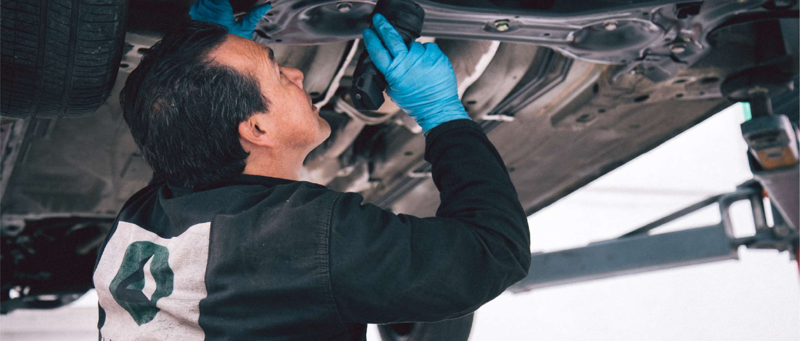 Un mecánico hace una revisión general de un carro