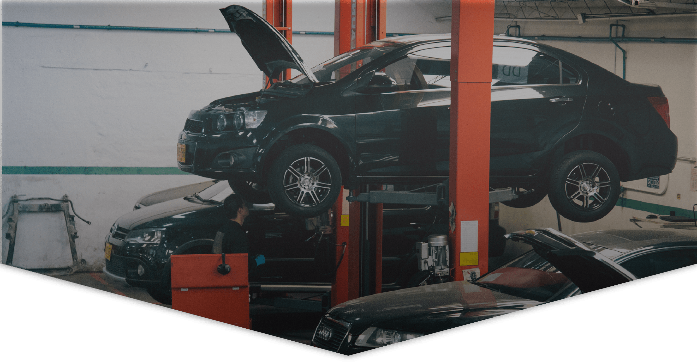 Carro en un taller sobre una plataforma elevadora