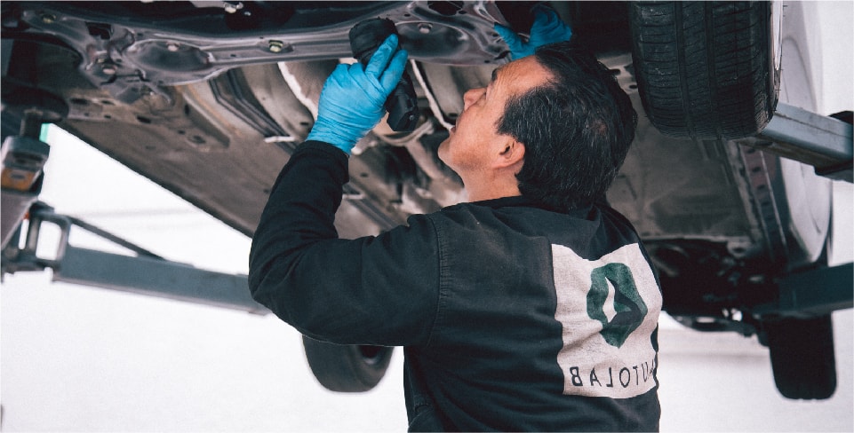 Mecánico hace una revision general de un carro
