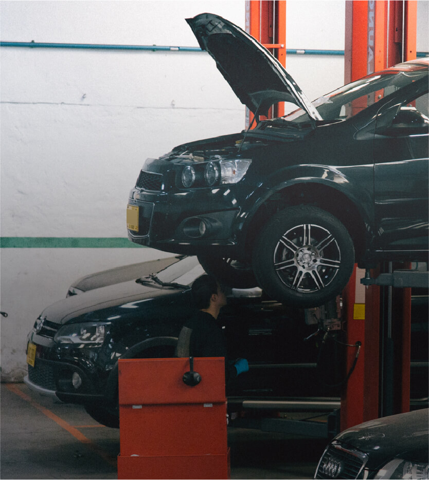 Carro en un taller sobre una plataforma elevadora