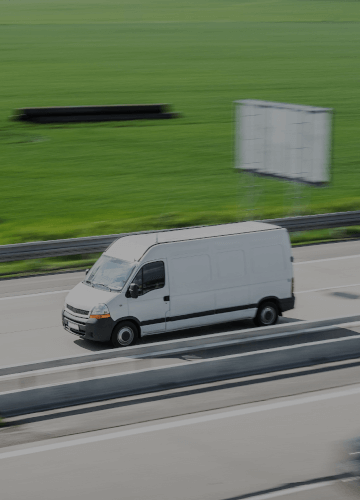 Vehículo blanco de una flota en una autopista