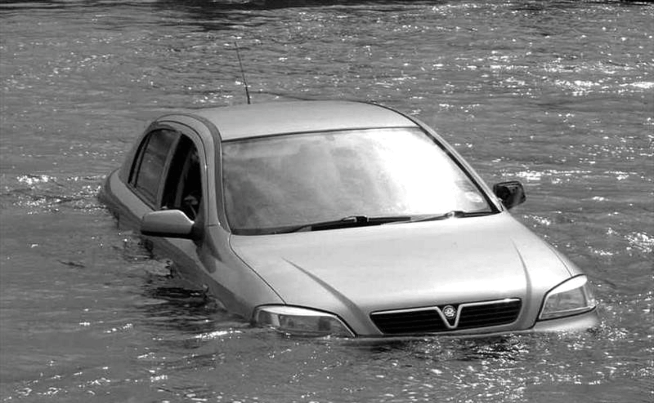 Salir de un carro con agua