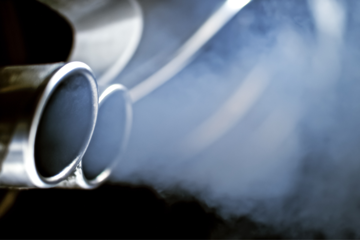 Humo azul en el escape